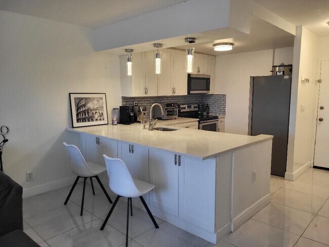 Building Photo - 550 Bayshore Dr