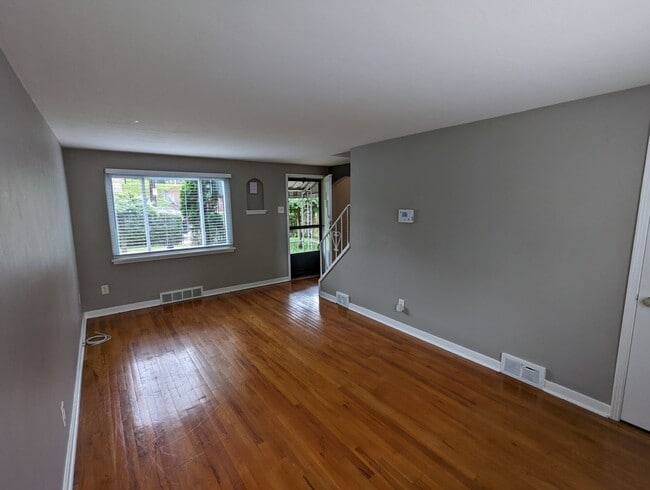 Building Photo - Cozy 2 Bedroom House near Riverview Park