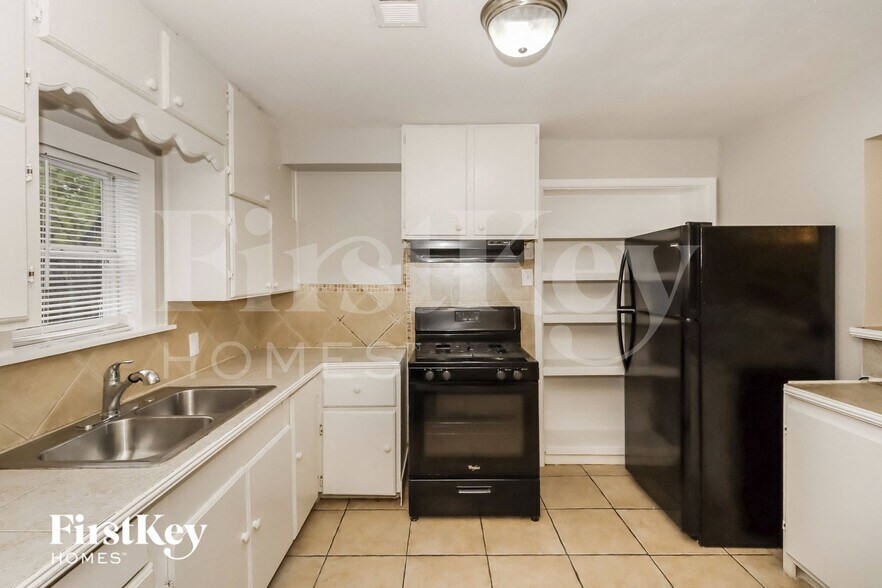 Building Photo - 701 22nd Ave N