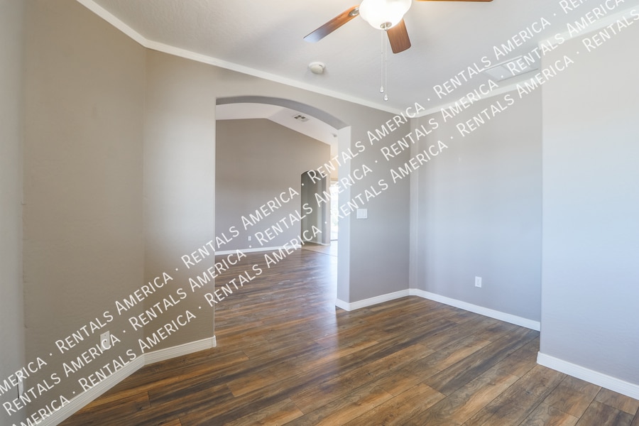 Building Photo - 2033 N Thunderbird Ave