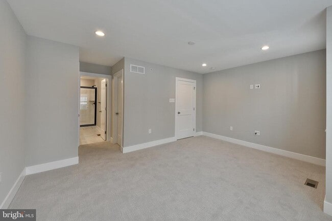 Building Photo - 328 Walnut St