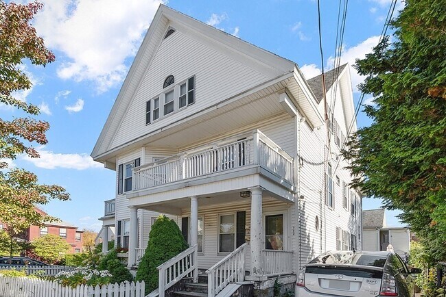 Building Photo - 733 Hale St