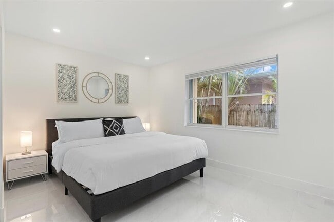 Building Photo - 1409 NE 2nd Ave