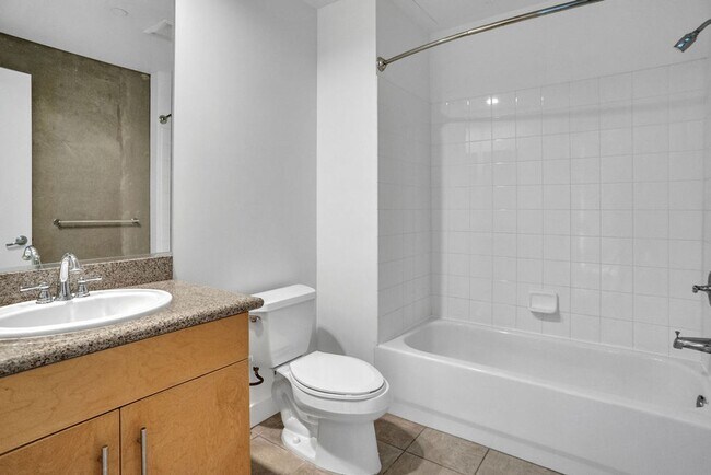 Building Photo - Gorgeous downtown unit! Views from every room!