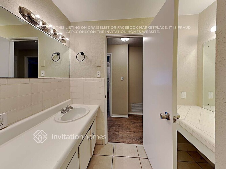 Building Photo - 14298 Hetrick Cir S