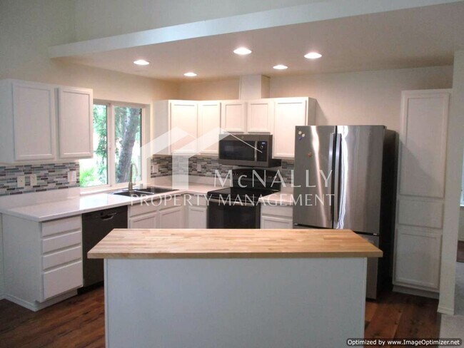 Building Photo - Spacious 3-Bedroom Home with Bonus Room and Peek-a-Boo Views