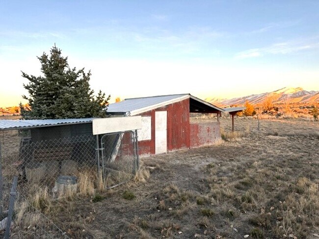 Building Photo - 3 bedroom 2 bath home in Spring Creek with a large shop