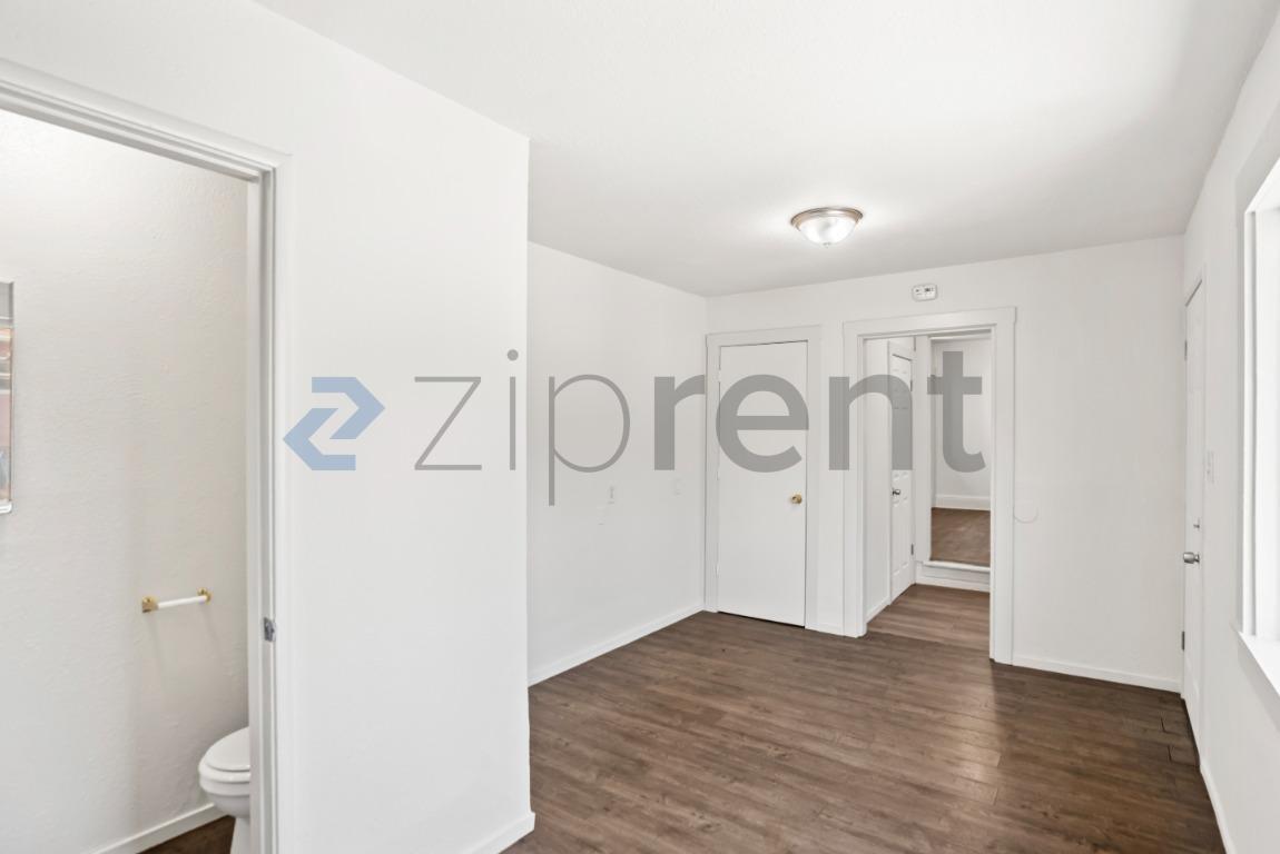Building Photo - Unit