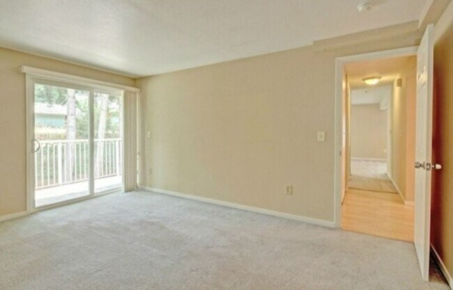 Building Photo - 2Bd/1.75Ba Kirkland Condo