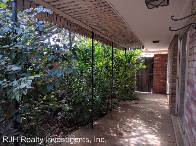 Building Photo - 6523 Avondale Dr