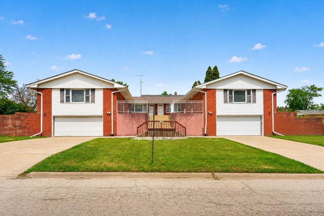 Building Photo - 5870 Garrett Ln