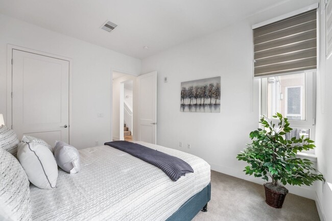 Building Photo - Gorgeous penthouse condo in East Industrial neighborhood – Fremont!