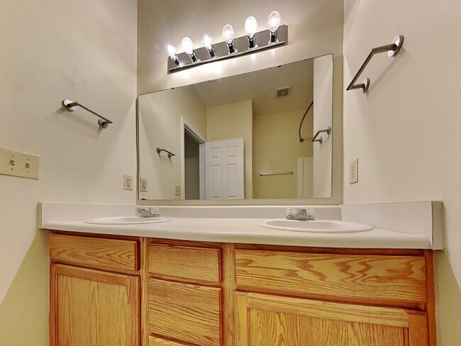 Building Photo - 3 bed 2 bath in Avon with privacy fence an...