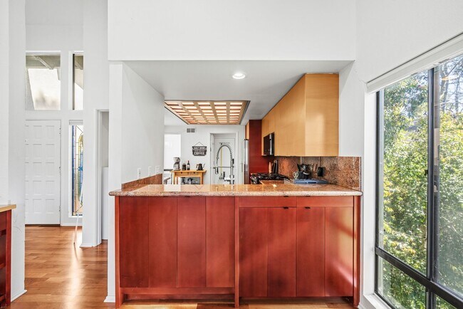 Building Photo - 5 Solana