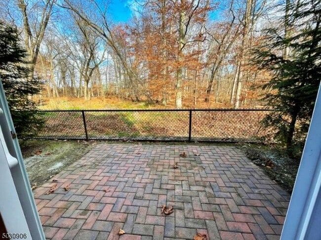Building Photo - 7 N Ridge Cir