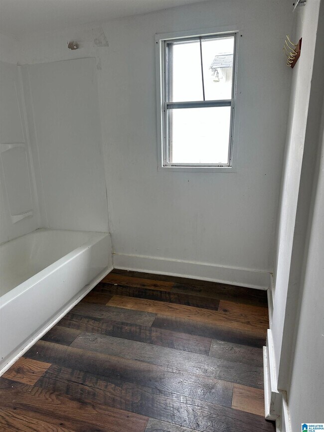 Building Photo - 1304 Avenue G