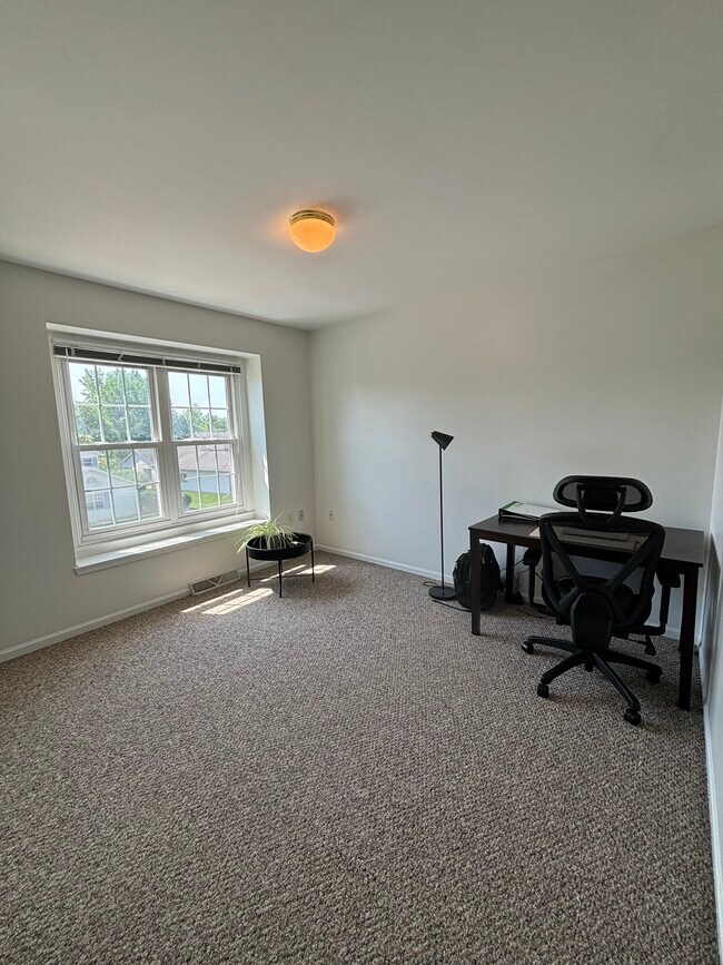 Secondary bedroom - 2218 Patrick Ln