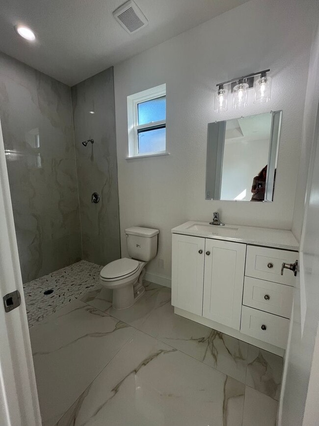 Building Photo - BEAUTIFUL BRAND NEW DUPLEX!!