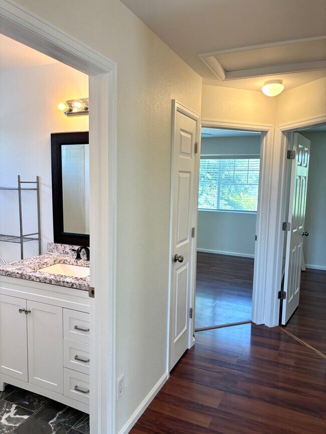 Building Photo - Beautiful 3bd, 3 bath single family home bedroom for rent in Aurora 80016