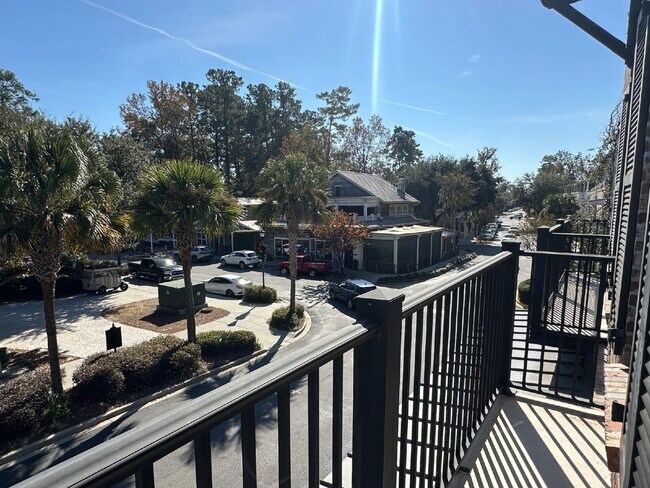 Building Photo - Two Bedroom Condo in the Heart of the Bluffton Promenade!