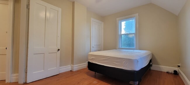 Building Photo - 628 25th St