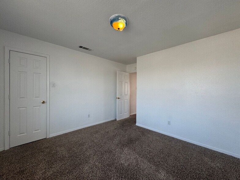 Building Photo - 1306 Monroe Loop