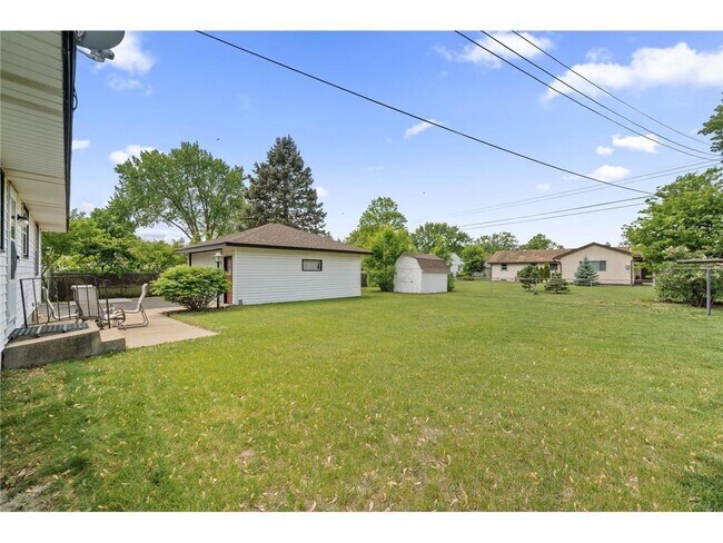 Building Photo - 9457 Saratoga Ln N