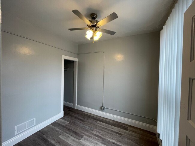 Building Photo - Large updated 2 bedroom apartment