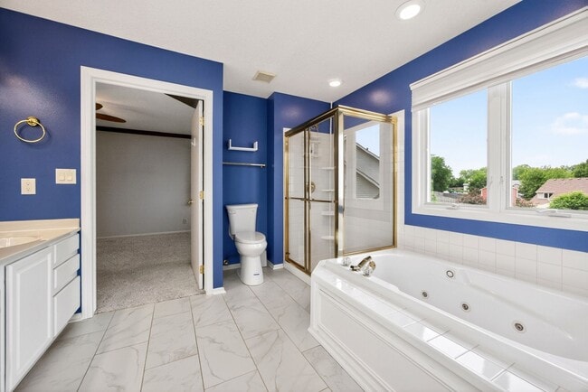 Building Photo - SPACIOUS LIVING!!  4 Bedrooms, 2.5 Bathrooms Home in Des Moines!