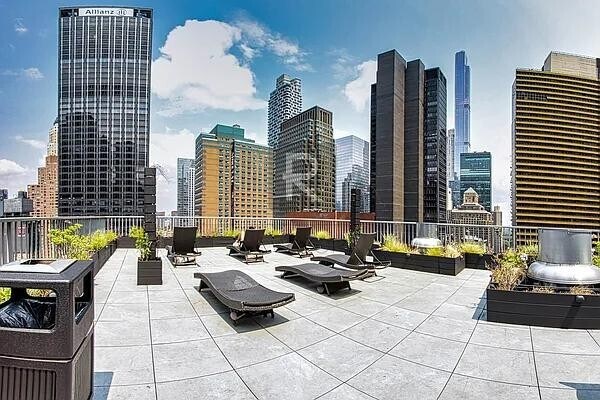 Building Photo - 150 W 51st St