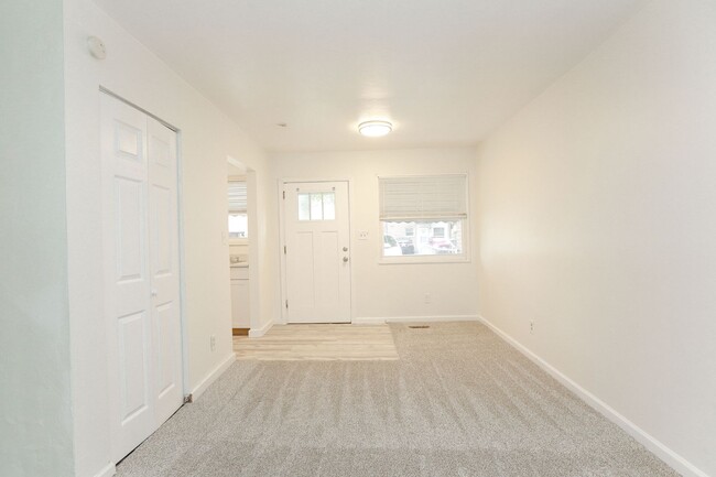 Building Photo - Bright, Clean, and Move-In Ready Townhome