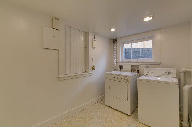 Building Photo - 3Bd/1.75Ba Seattle House