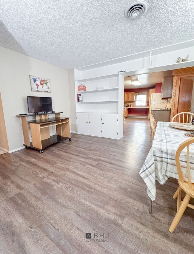 Building Photo - SHORT TERM 6 MONTH ONLY - Dog Friendly 3 b...