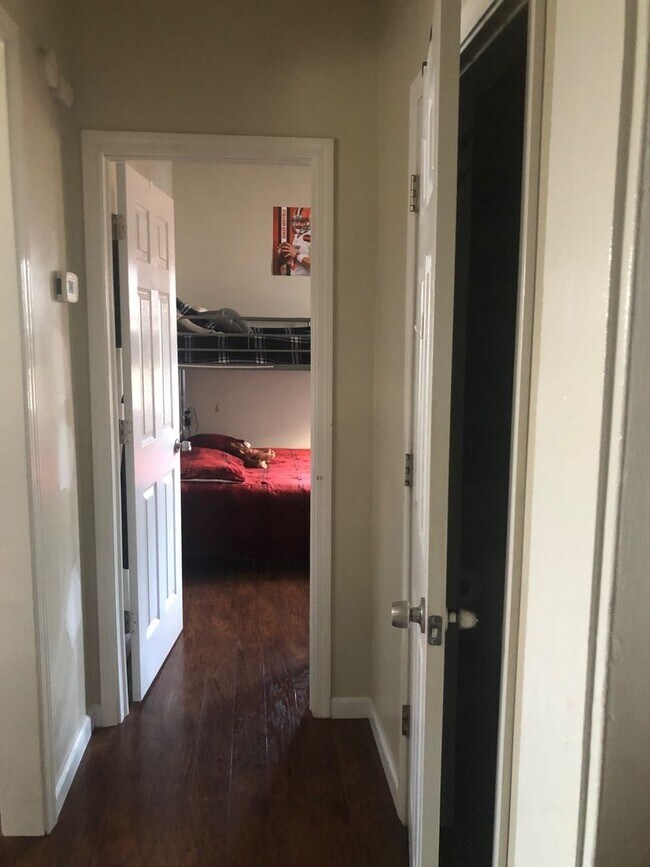 Building Photo - 2 Bedroom home with garage in Mayfield Hts!