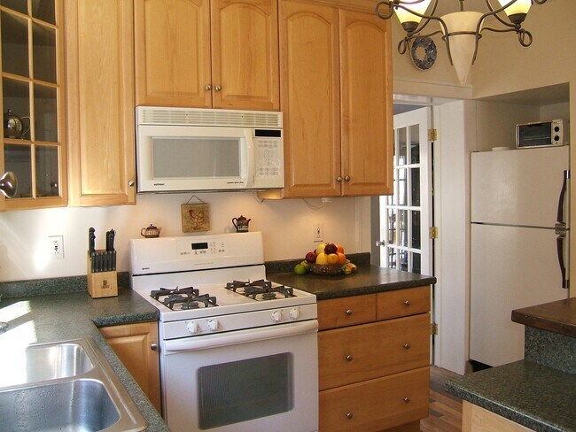 Building Photo - 2930 N Melvina Ave