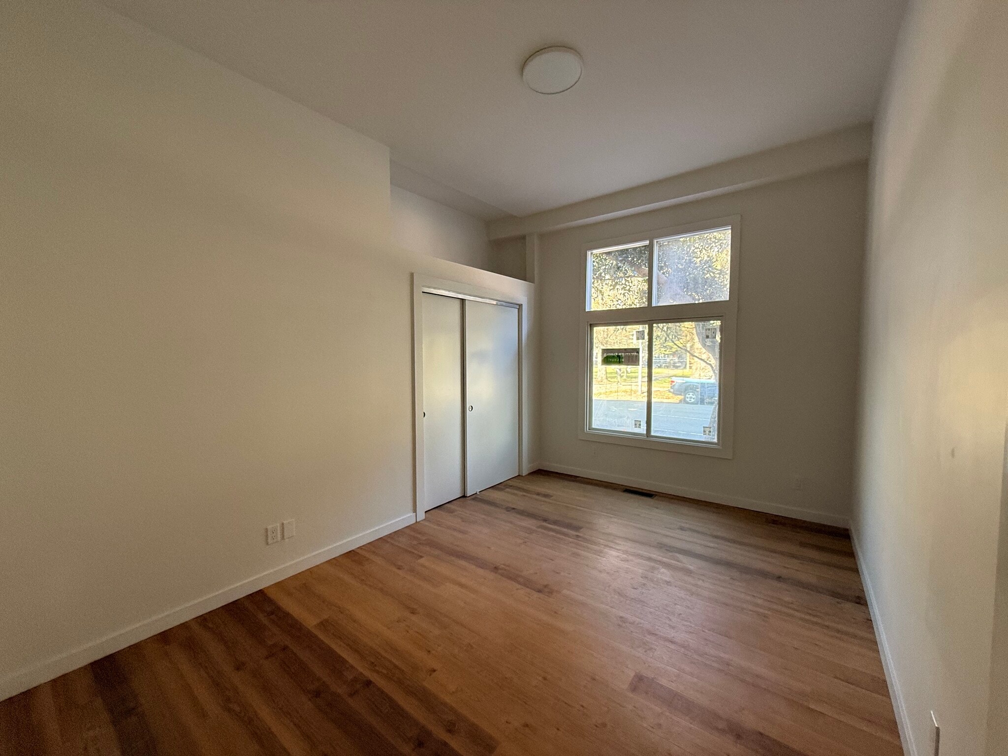 Building Photo - 1387 Oak St