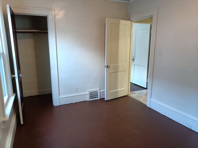 Building Photo - 3 Bedroom Single Family Home