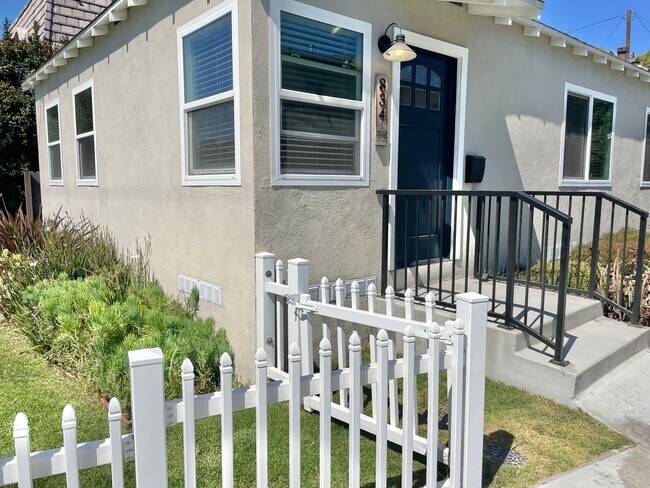 Building Photo - Large Private Yard, New Flooring & Free Laundry in Renovated 1BD