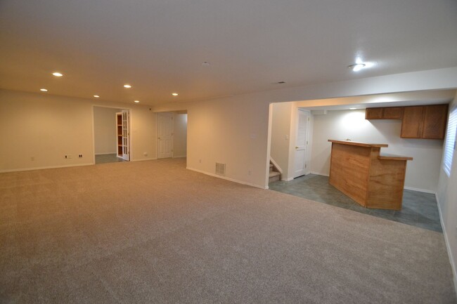 Building Photo - 4 Bed Ranch with Finished Basement 1 Minut...