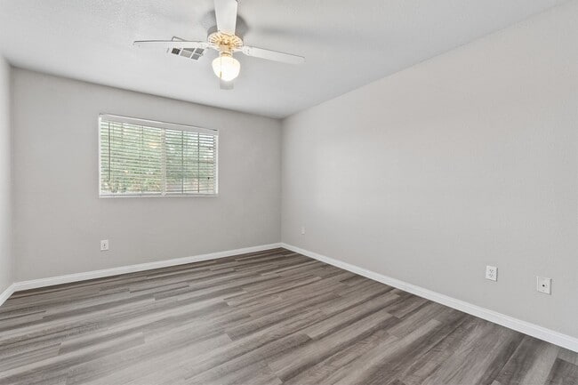 Building Photo - 2 Bedroom, 2 Bath Condo Near Nellis Air Fo...