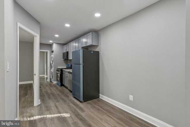 Building Photo - 405 34th St SE