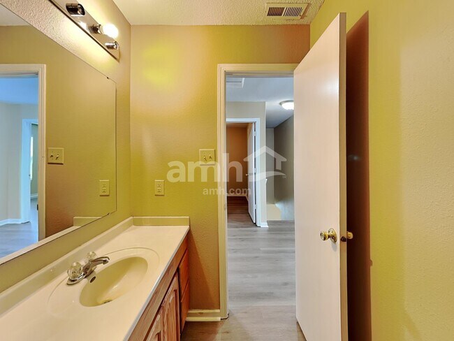 Building Photo - 944 Stonehurst Dr