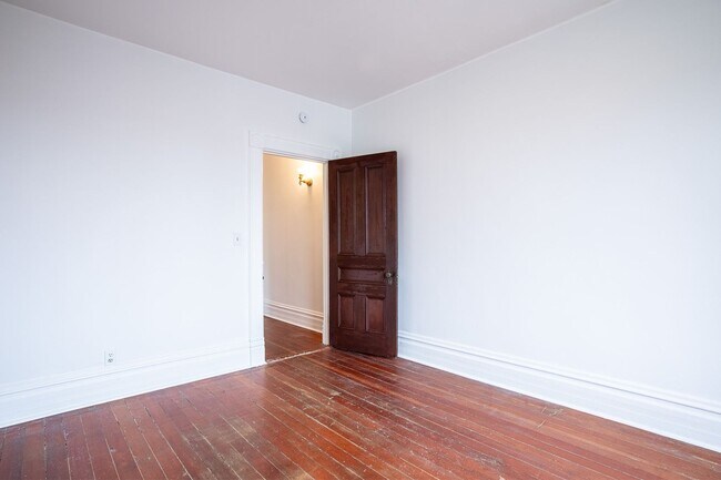 Building Photo - 1940-1946-1946 SW Market St Dr