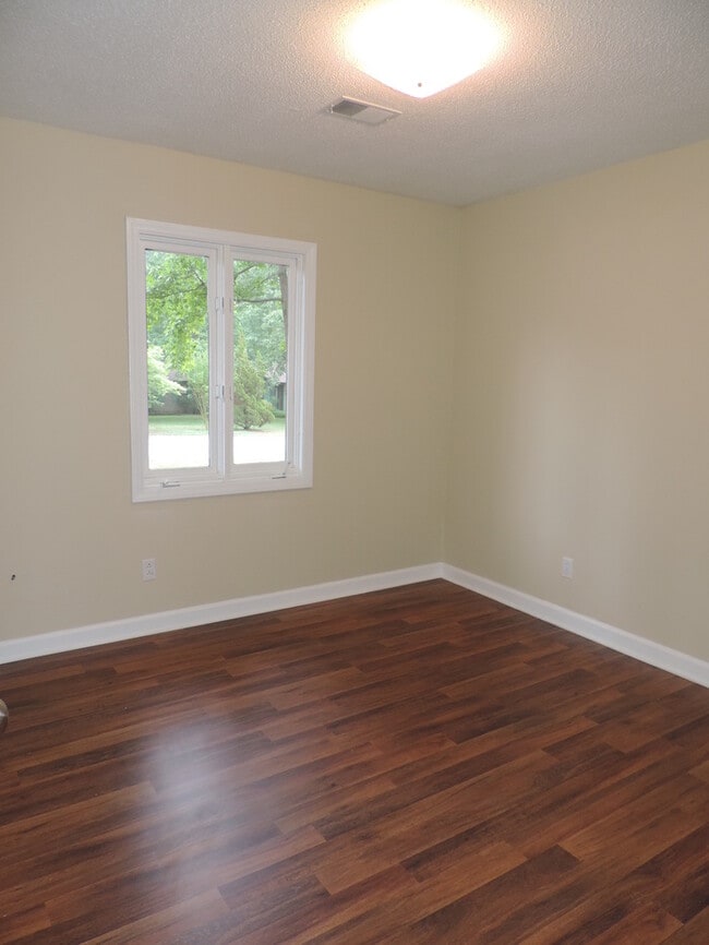 Building Photo - One story with 3 beds and 2 bath ranch hom...