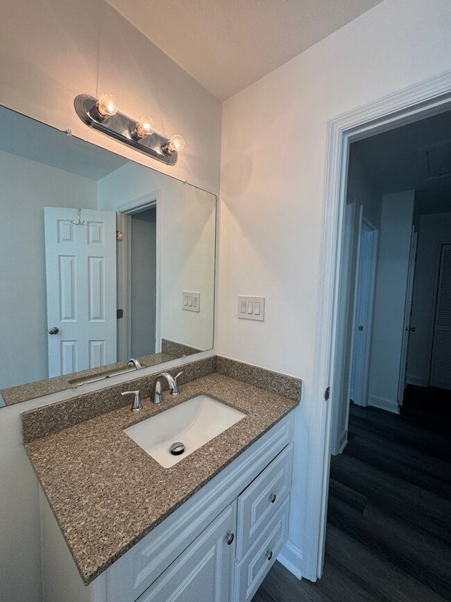 Building Photo - Conveniently Located 3 Bed 2.5 Bath Home i...