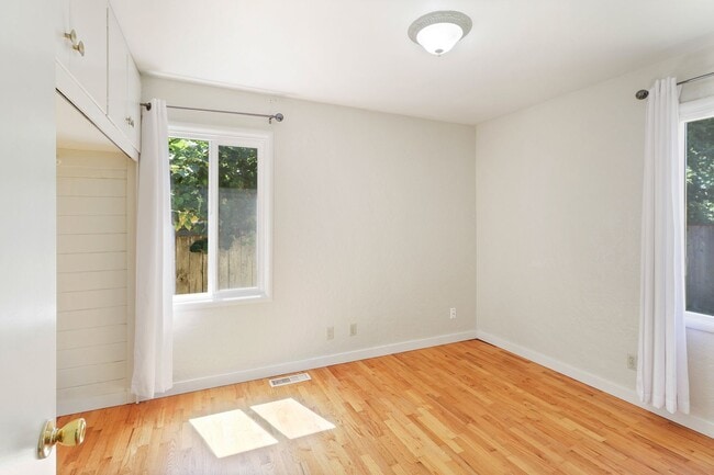 Building Photo - Eastside Charmer with 3 bedrooms 1.75 bath...