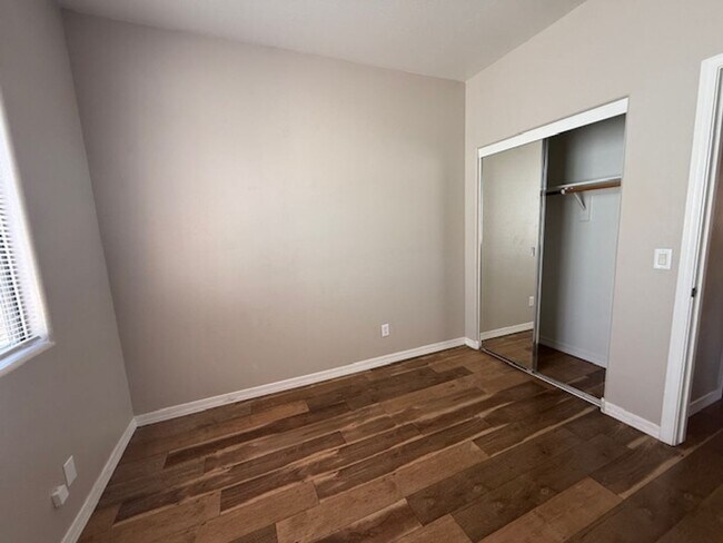 Building Photo - 3 Bedroom 2 Bath Home - Contact Property Pros Property Management