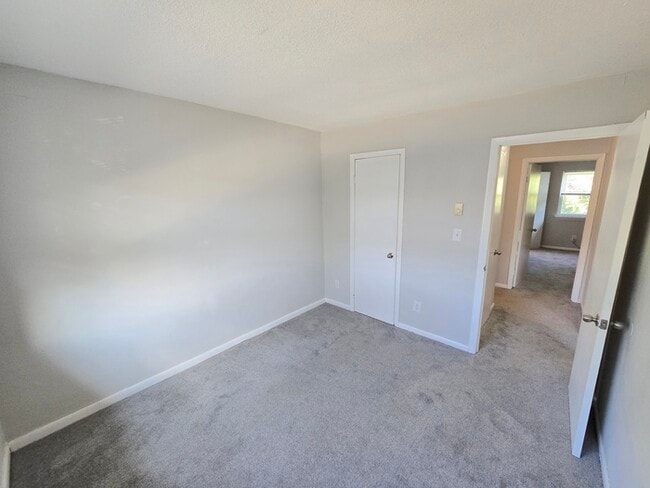 Building Photo - BEAUTIFUL TWO BEDROOM 1.5 BATHROOM APARTME...