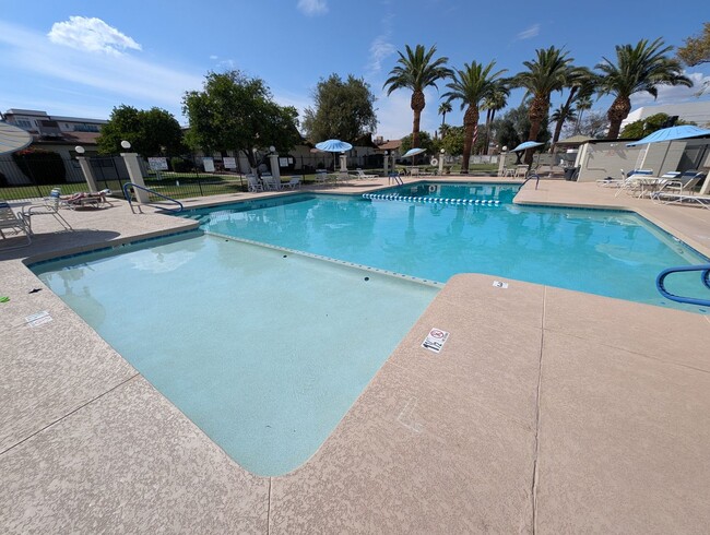 Building Photo - 2 Bedroom Condo Unit in the Polynesian Par...