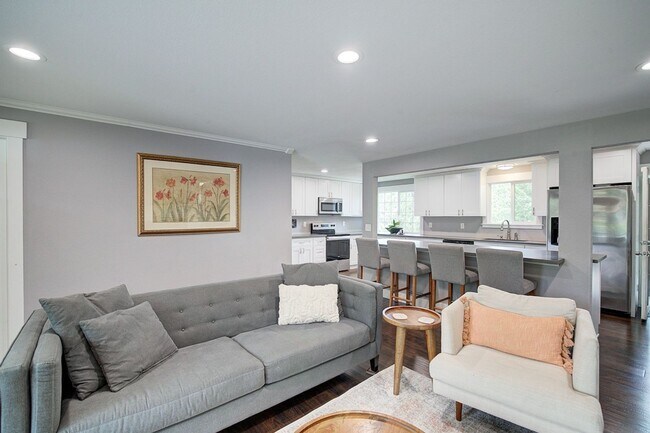 Building Photo - 5bd/2.5ba Edmonds Home